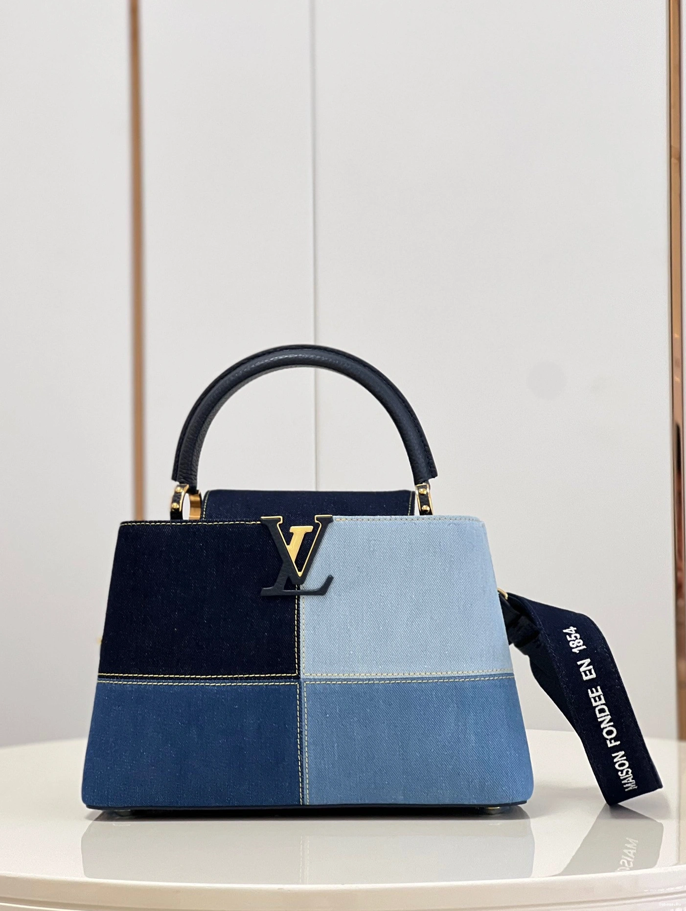 MM LOUIS VUITTON CAPUCINES 0123